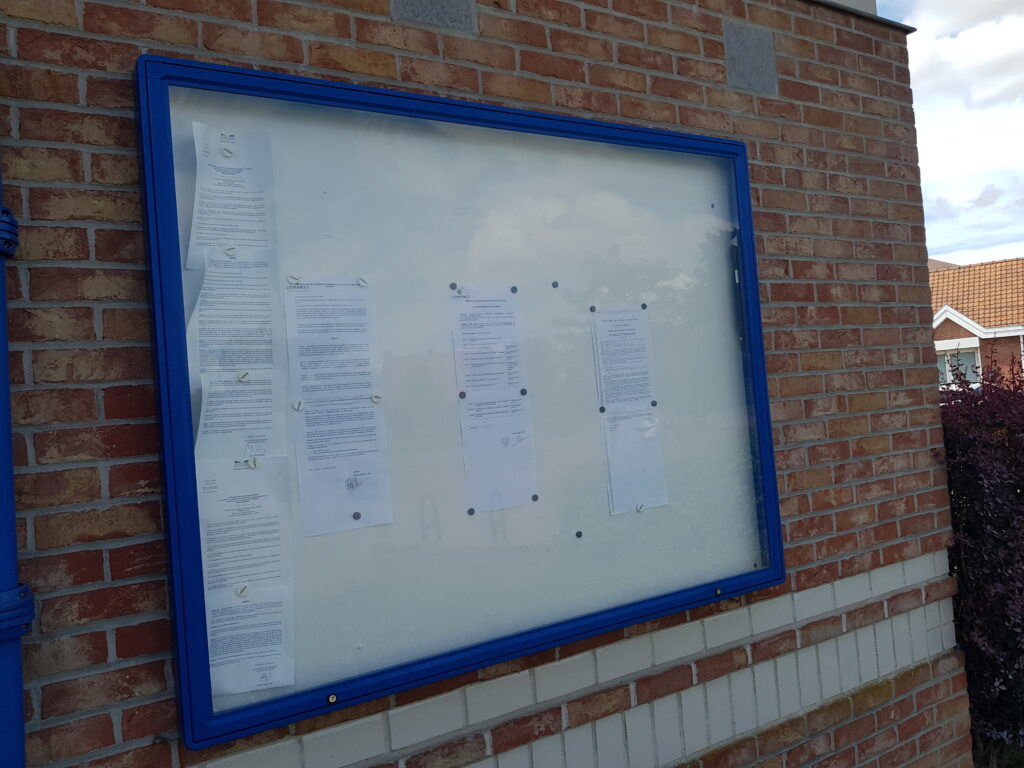 Vitrine d'informations murale finition RAL 5010 ouverture levante assistée par vérins hydrauliques