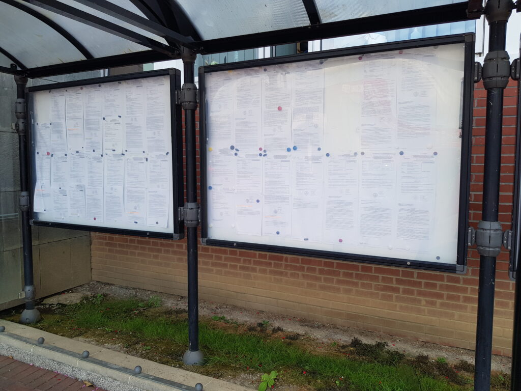 Vitrines d'informations sous abri finition RAL 9005